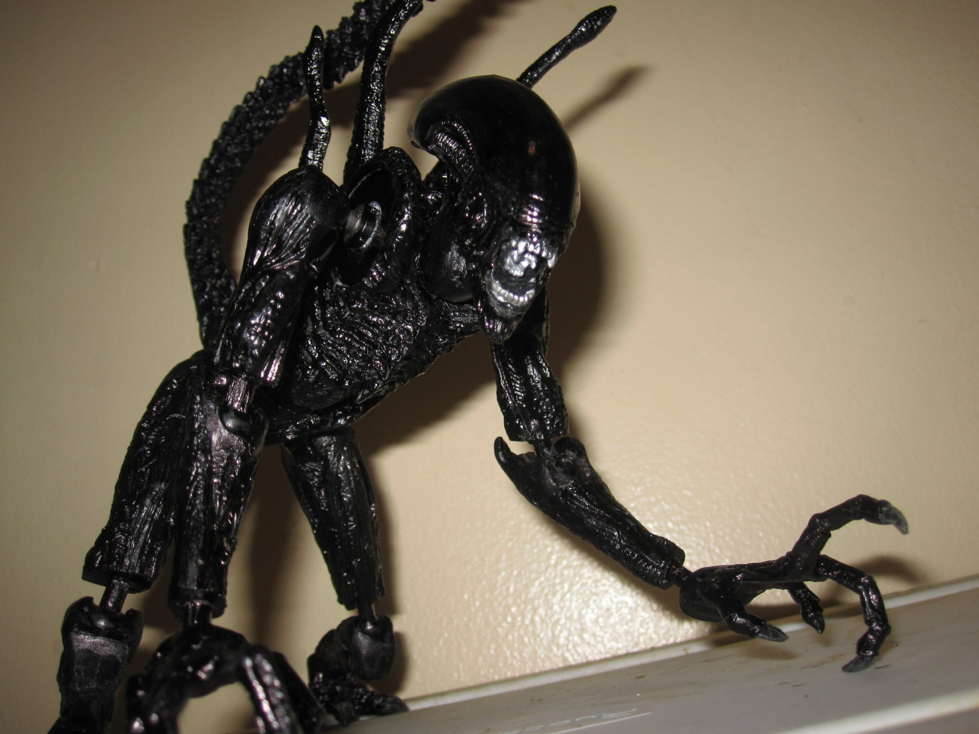 4K Ultra HD PC desktop wallpaper featuring a detailed close-up of an alien creature from a movie, showcasing its elongated head and clawed hand against a plain background.