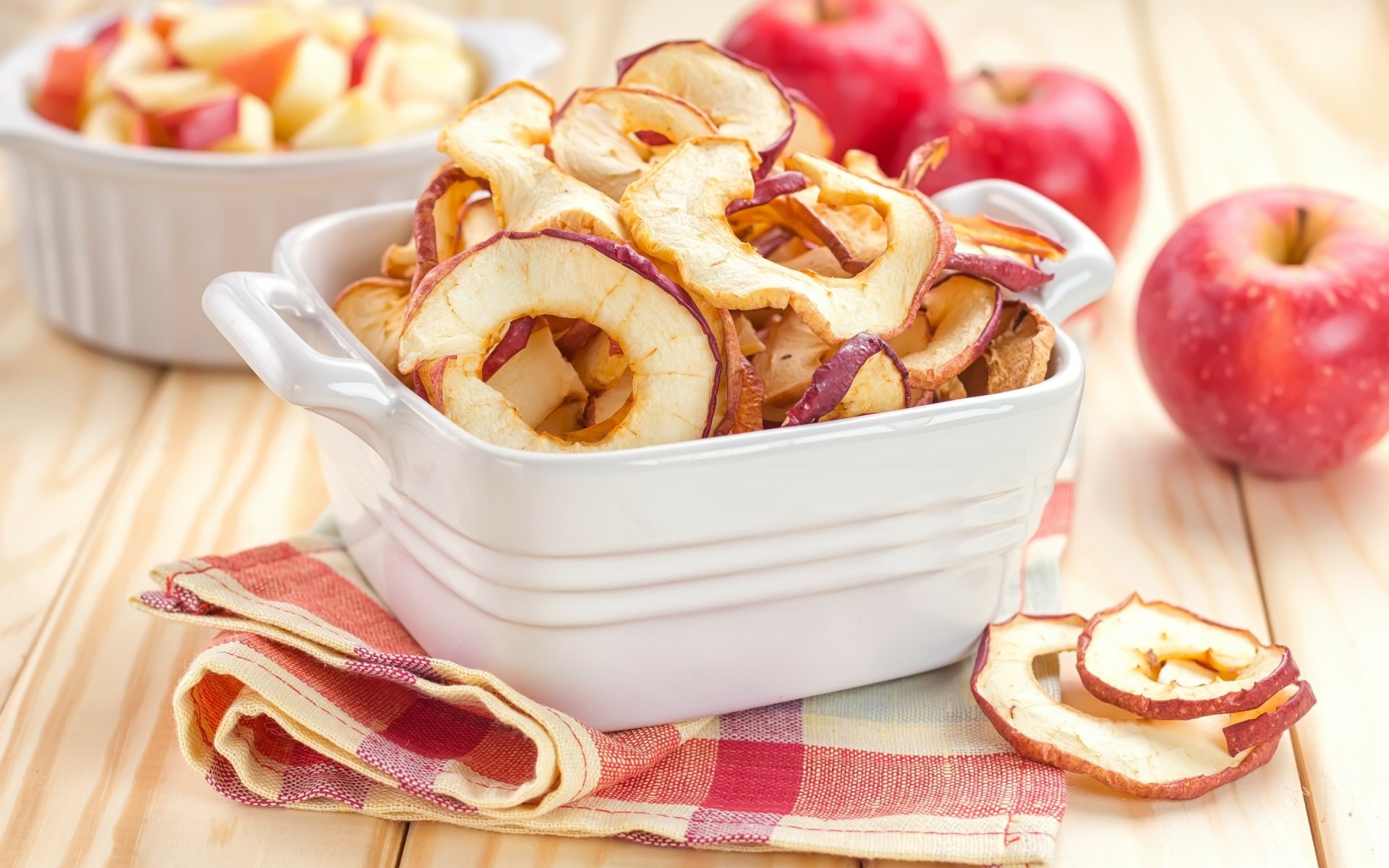 Crunchy Apple Chips — 2K Quad HD Food Wallpaper