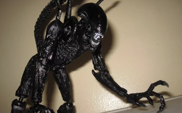 4K Ultra HD PC desktop wallpaper featuring a detailed close-up of an alien creature from a movie, showcasing its elongated head and clawed hand against a plain background.