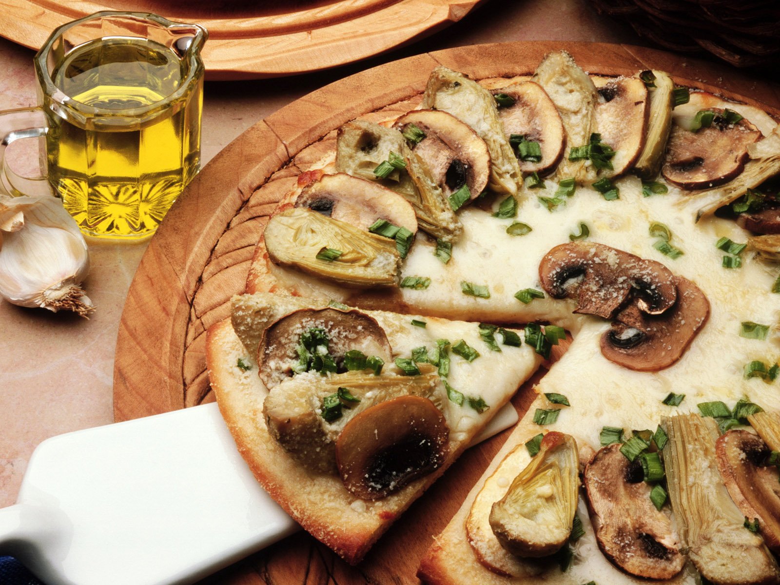 HD PC desktop wallpaper featuring a close-up of a mushroom and green onion pizza with melted cheese, accompanied by garlic and olive oil in the background.