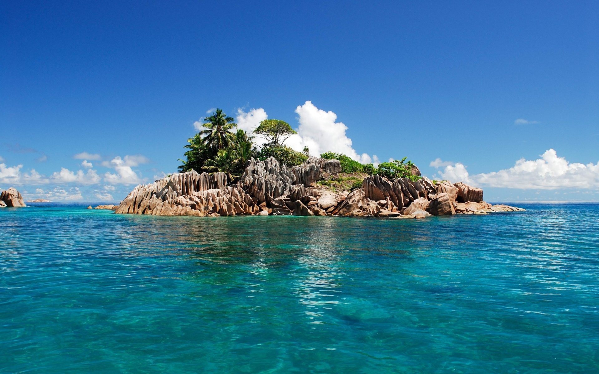 Serene Island Escape: HD Nature Wallpaper | 2560x1600 | Wallpaper Abyss