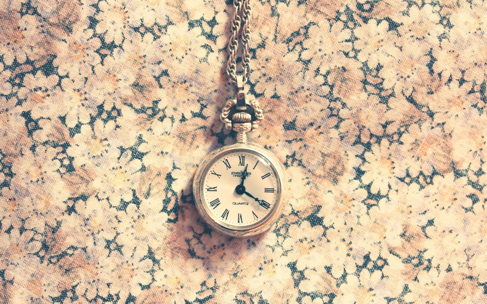 Vintage Elegance: HD Wallpaper of a Timeless Watch