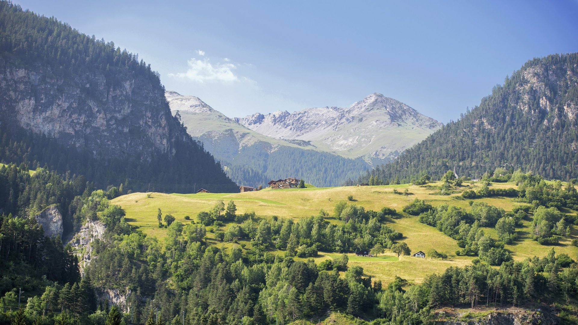 4K Ultra HD PC desktop wallpaper showcasing a serene mountain landscape with lush greenery under a clear blue sky.
