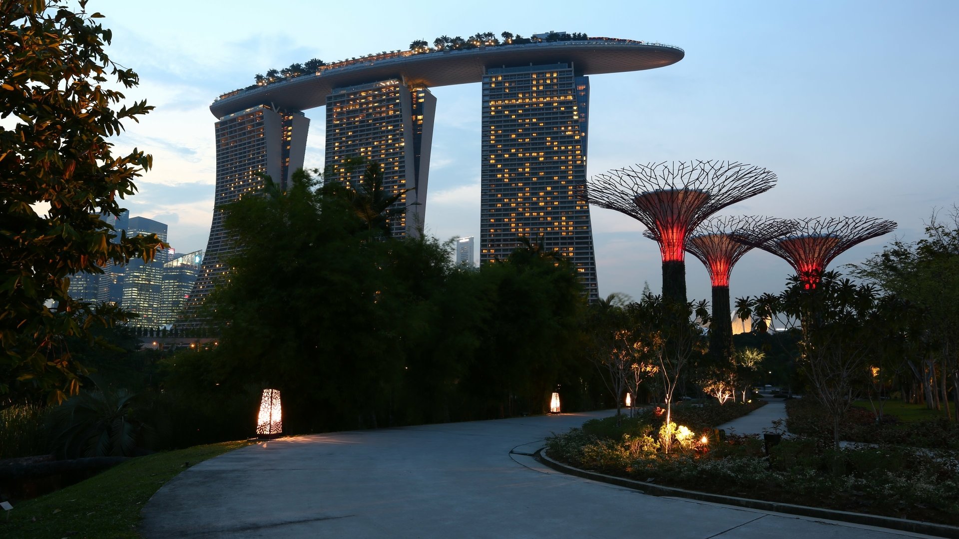 4K Ultra HD wallpaper capturing Singapore's iconic Marina Bay Sands and illuminated Supertree Grove at dusk, highlighting man-made architectural marvels.