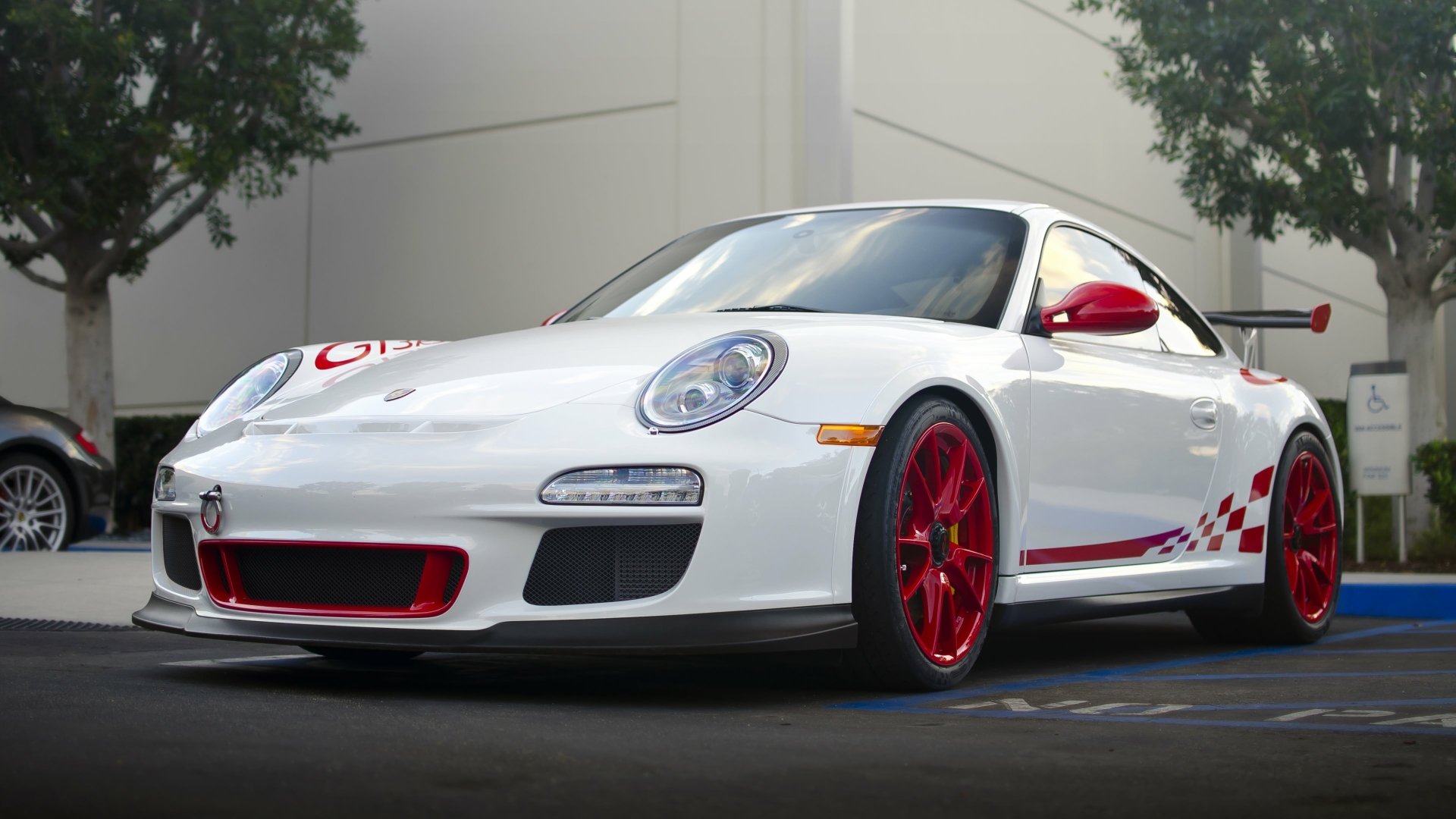 White Porsche 911 GT3 RS with red accents, showcased in 4K Ultra HD as a sleek PC desktop wallpaper and background.
