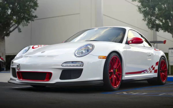 White Porsche 911 GT3 RS with red accents, showcased in 4K Ultra HD as a sleek PC desktop wallpaper and background.