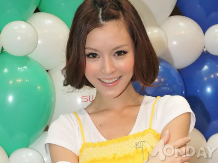 HD PC desktop wallpaper featuring celebrity Janice Man smiling against a colorful backdrop of green, white, and blue balloons.