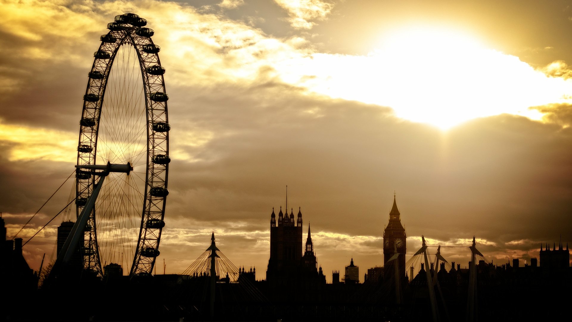 4K Ultra HD PC desktop wallpaper: silhouetted London skyline at golden sunset featuring the man-made London Eye and the Houses of Parliament.