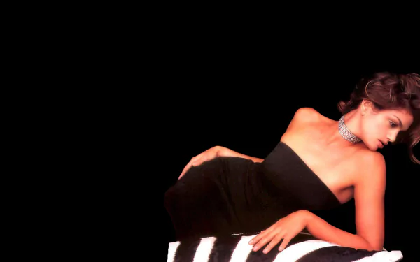 HD PC desktop wallpaper featuring celebrity Cindy Crawford reclining elegantly against a black background.