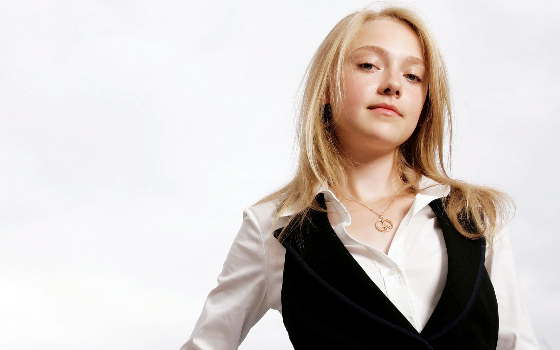 Stunning Dakota Fanning Hd Wallpaper For Celebrity Fans