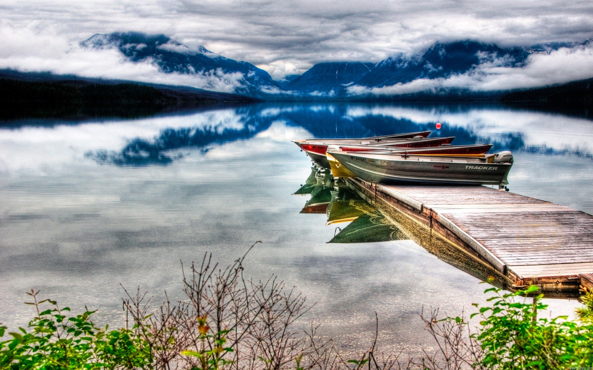 Serene Waters: HD Boat Dockside Escape | 1920x1200 | Wallpaper Abyss