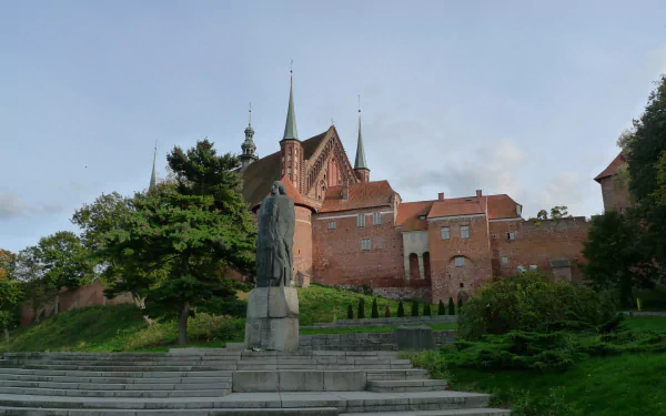  Cathedral Hill, with statue of Nicolaus Copernicus