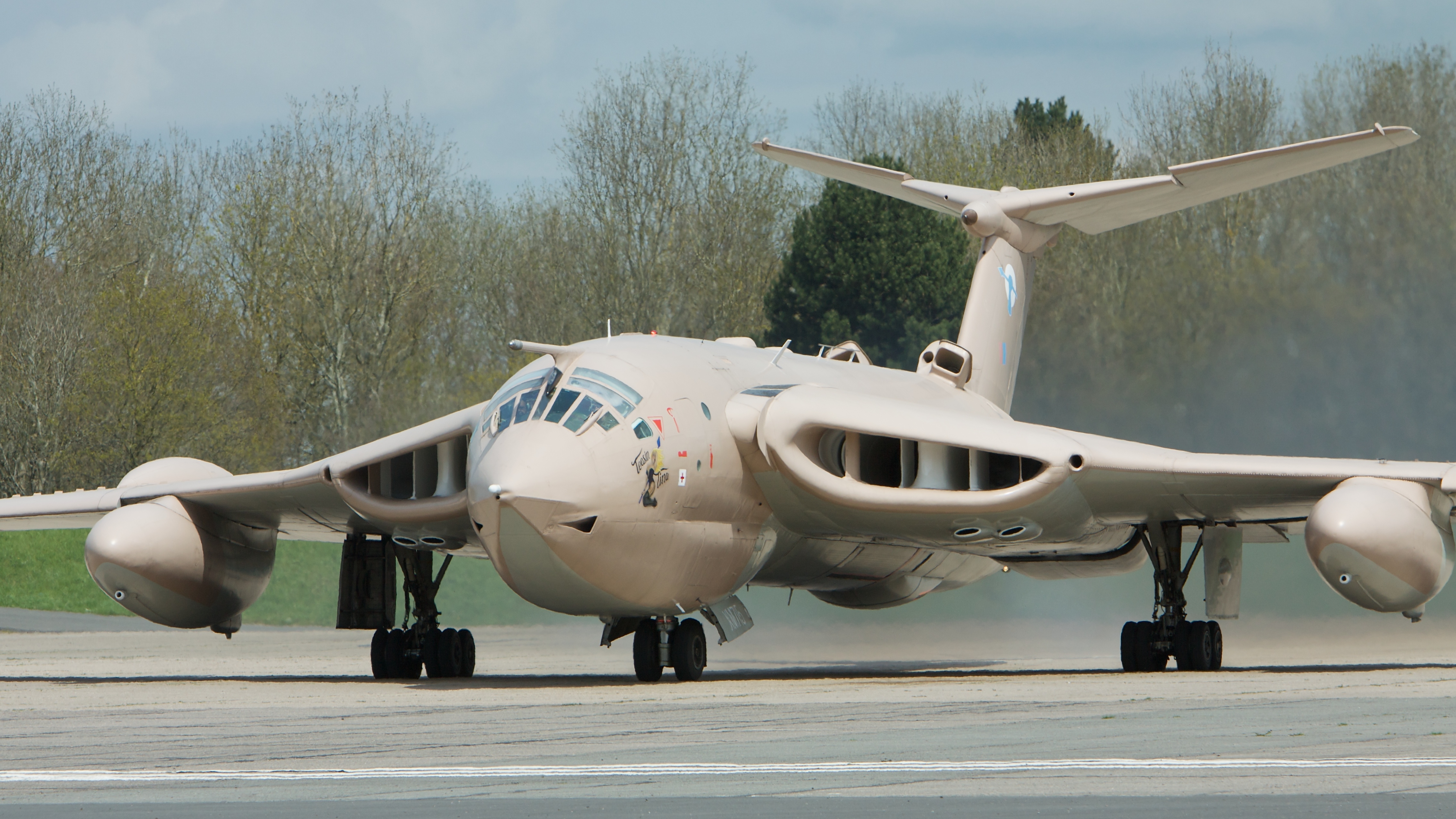 Military Handley Page Victor HD Wallpaper | Background Image
