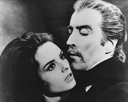 Black and white HD PC desktop wallpaper featuring a close-up scene from the horror movie Dracula, showing intense expressions of two characters in a dramatic moment.