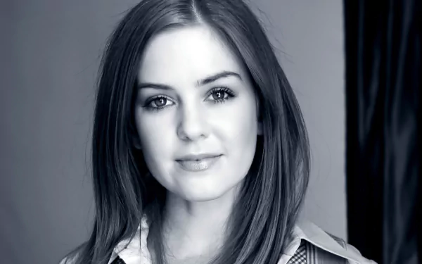 Black and white HD desktop wallpaper featuring Australian actress and celebrity Isla Fisher with a soft smile and straight hair.