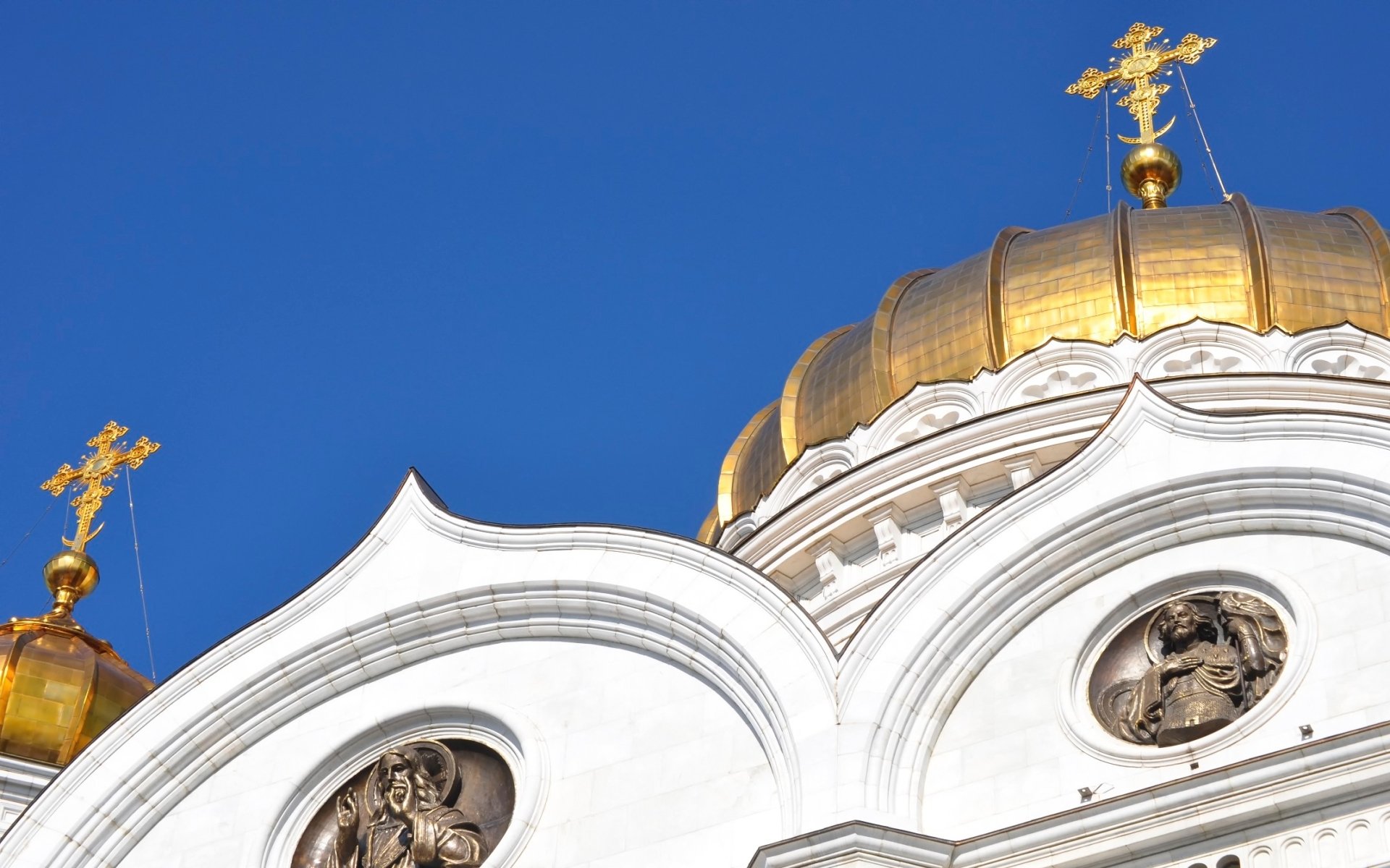 HD PC desktop wallpaper of the religious Cathedral of Christ the Saviour: white facade, golden domes and carved icons set against a vivid blue sky.