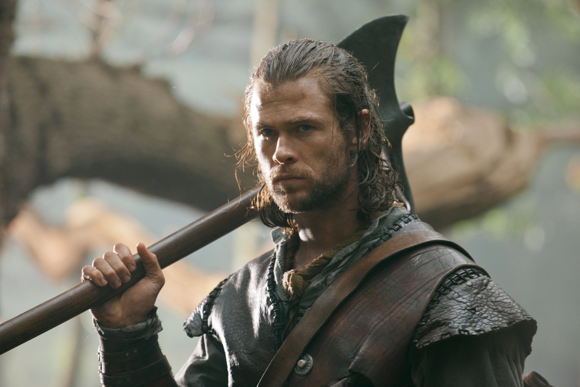 Download Chris Hemsworth Movie Snow White And The Huntsman HD Wallpaper