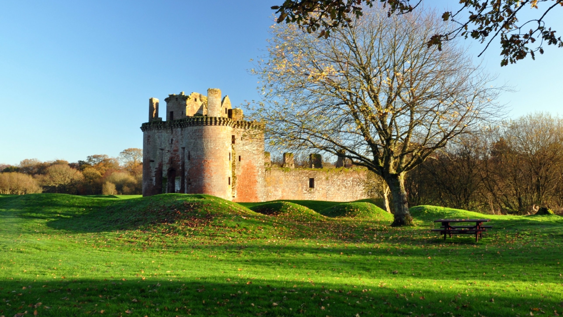 Поставь castle. Замок Caerlaverock. Caerlaverock Castle Шотландия. Маленький замок летний день. Cannero Castle.