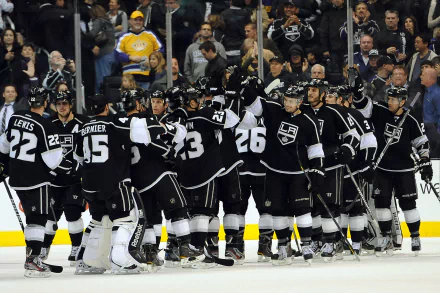 HD desktop wallpaper featuring the Los Angeles Kings hockey team in a group celebration on the ice.