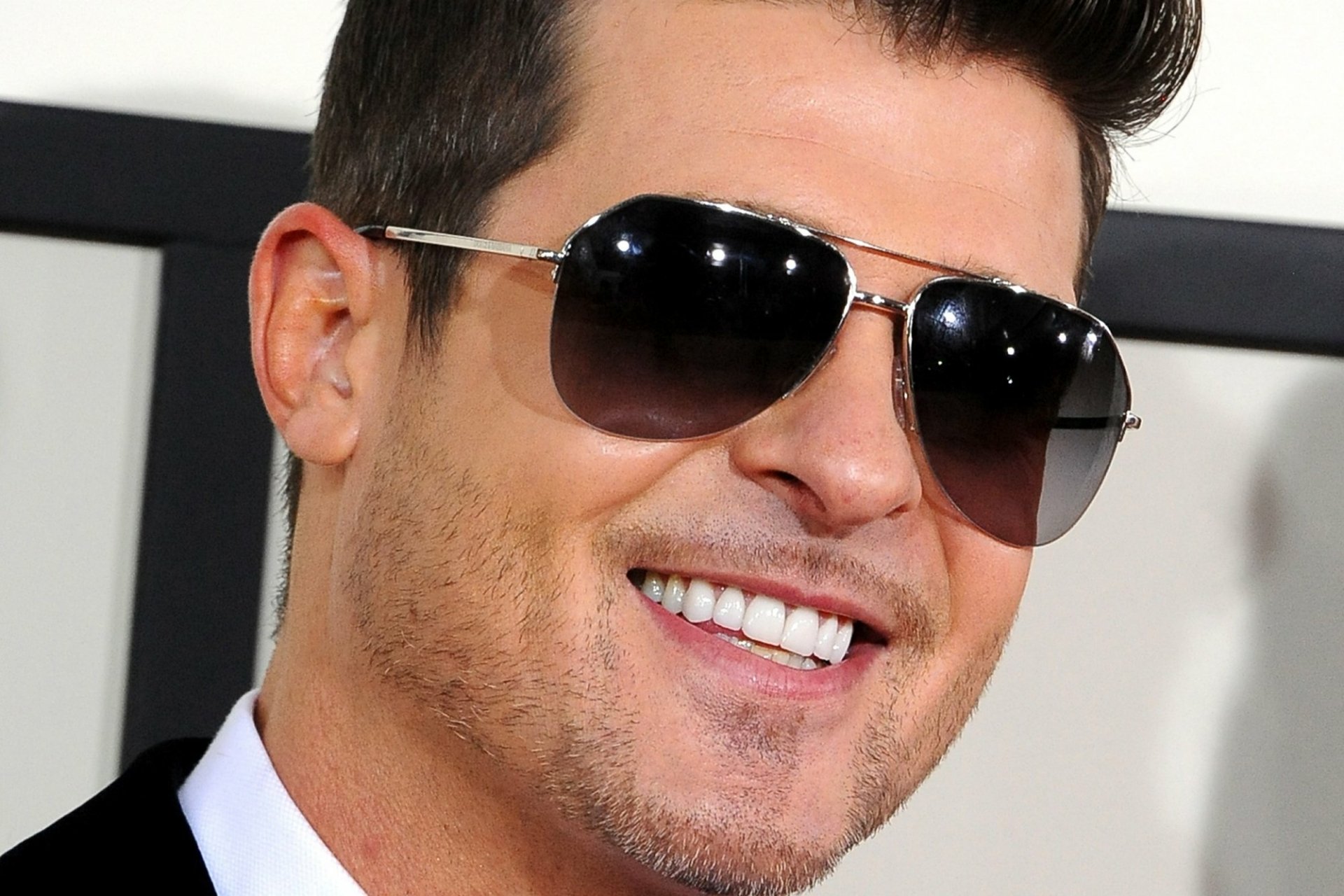 HD desktop wallpaper featuring a smiling man in sunglasses, tagged with Robin Thicke.