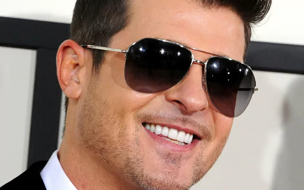 HD desktop wallpaper featuring a smiling man in sunglasses, tagged with Robin Thicke.