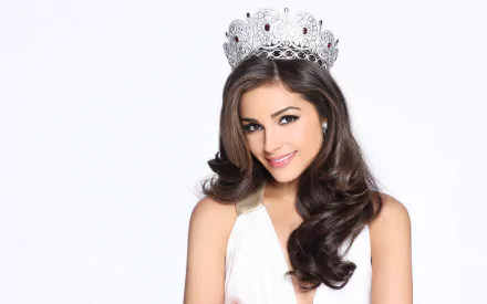 HD desktop wallpaper featuring American model and celebrity Olivia Culpo wearing a jeweled crown and a white dress against a plain white background.