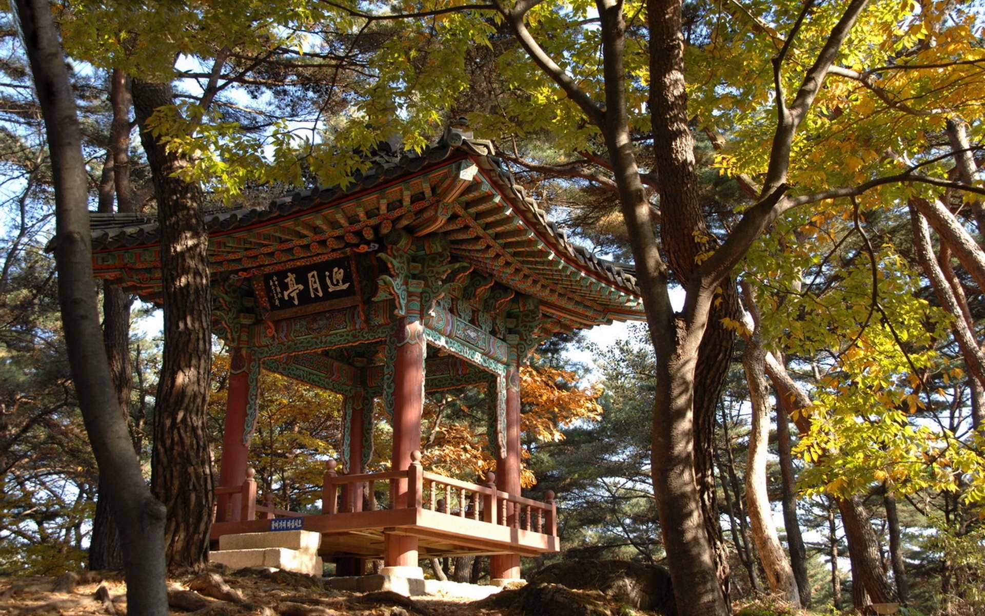Южная беседка. Намхансансон ЮНЕСКО. Дарьино парк наследие ЮНЕСКО. Южная Корея памятники ЮНЕСКО. Беседка в парке.