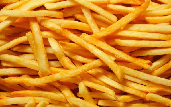HD PC desktop wallpaper featuring a close-up of golden, crispy French fries made from potatoes, highlighting their texture and vibrant color.