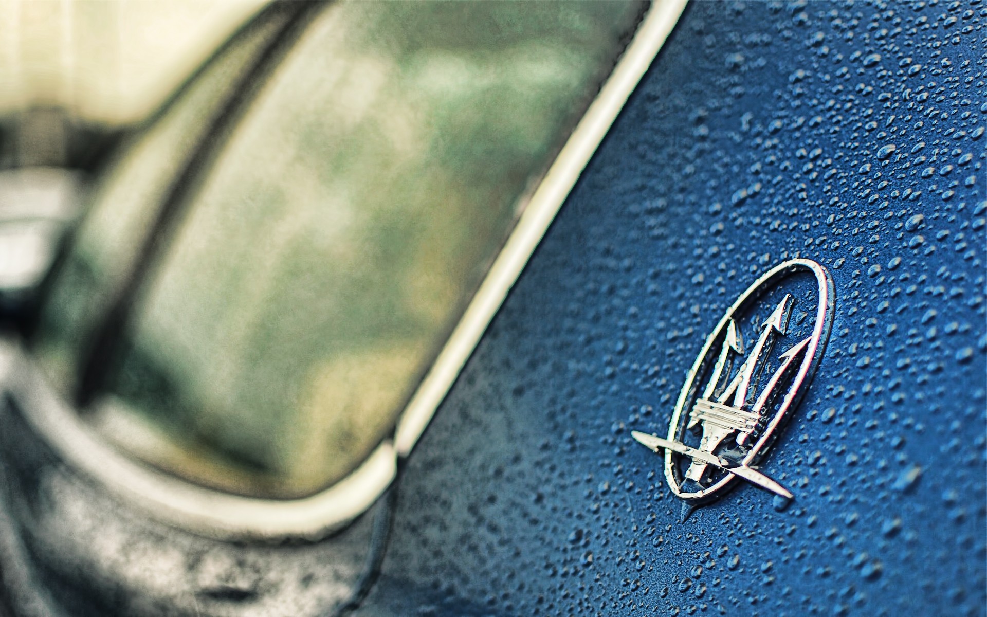 Машина знак трезубец. Maserati эмблема. Красивые эмблемы на авто. Лейбл Мазерати. Мазерати значок на машине.