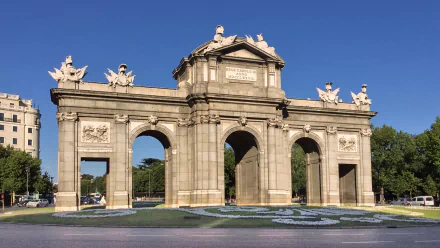 HD PC desktop wallpaper: man-made Puerta de Alcalá in Madrid, neoclassical stone arch set against a clear blue sky.