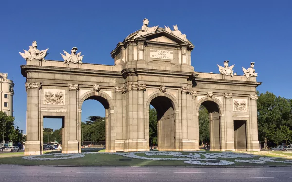 HD PC desktop wallpaper: man-made Puerta de Alcalá in Madrid, neoclassical stone arch set against a clear blue sky.