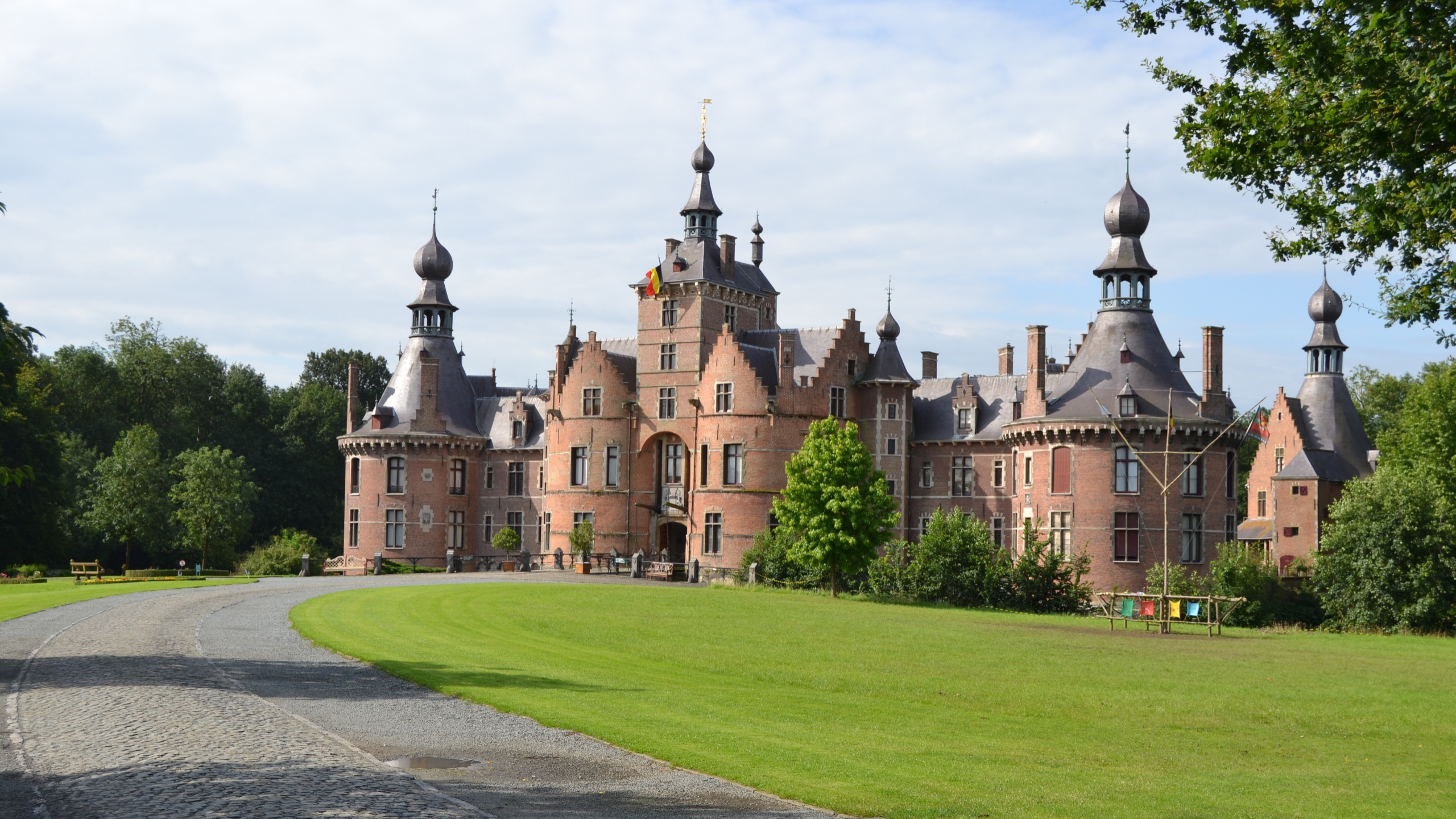 Обои на стол замки. Замок Ойдонк Бельгия. Замок Ван Ойдонк, Бельгия.. Замки Луары Шенонсо. Замок Вильгонжи Франция.