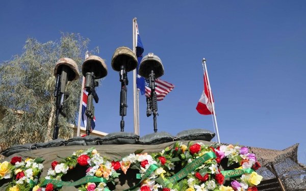 Holiday Veterans Day Rifle Gun Helmet Army Memorial HD Wallpaper | Background Image
