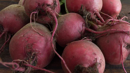 4K Ultra HD PC desktop wallpaper showing a close-up of fresh red beets with roots and earthy skin, a vivid vegetable/food composition.