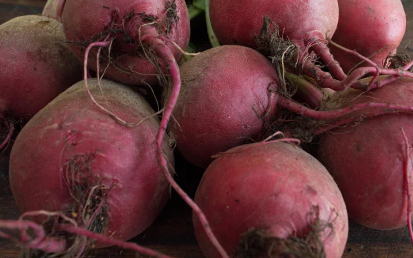 4K Ultra HD PC desktop wallpaper showing a close-up of fresh red beets with roots and earthy skin, a vivid vegetable/food composition.