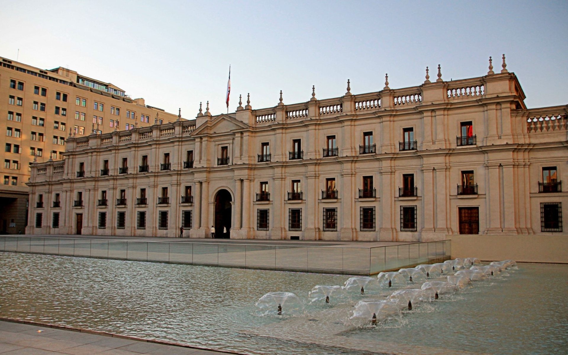 Download Man Made La Moneda Palace HD Wallpaper