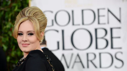 Adele poses elegantly at the Golden Globe Awards, showcasing her signature style. This 4K Ultra HD wallpaper captures the essence of the iconic British singer.