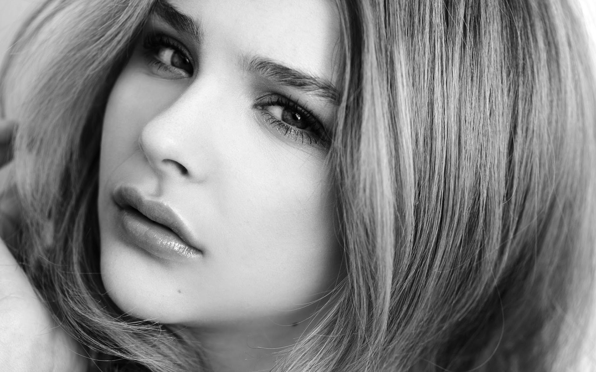 Black-and-white close-up portrait of celebrity Chloë Grace Moretz, featured as an HD PC desktop wallpaper and background.