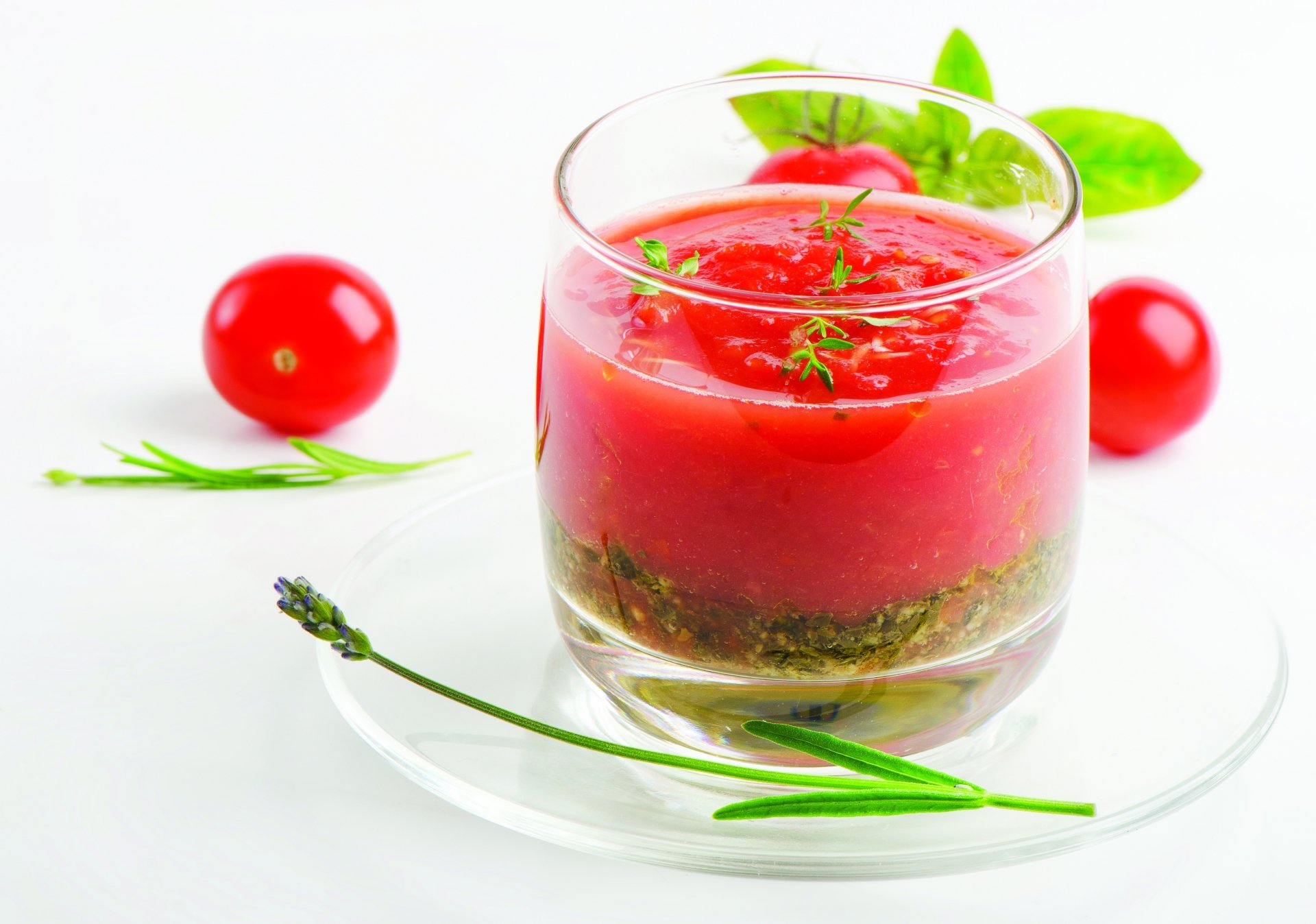 4K Ultra HD PC desktop wallpaper — bright tomato juice in a glass with herb garnish, fresh cherry tomatoes and green leaves on a white background.