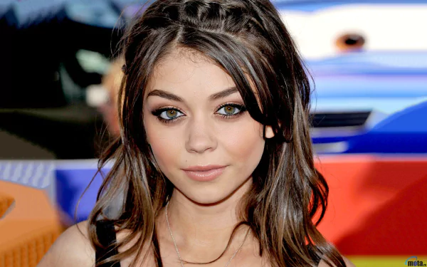 HD desktop wallpaper and background featuring Sarah Hyland from Modern Family.