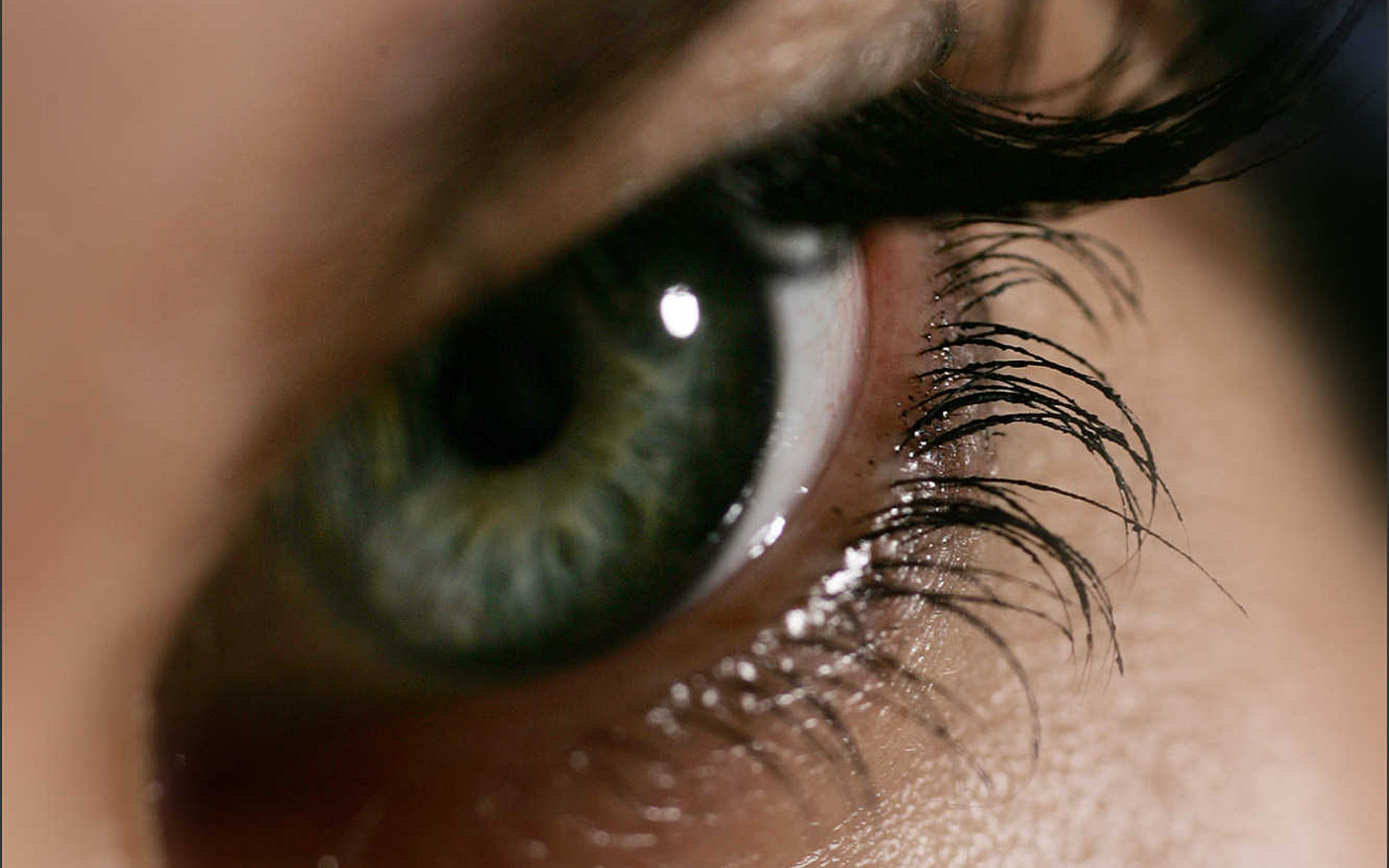 Приятно глаз. Женские глаза. Зеленый глаз со слезой. Заплаканные зелёные глаза. Заплаканные серые глаза.