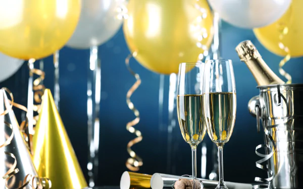 4K Ultra HD New Year holiday desktop wallpaper featuring champagne glasses, gold and silver balloons, a party hat, and a champagne bottle in an ice bucket.