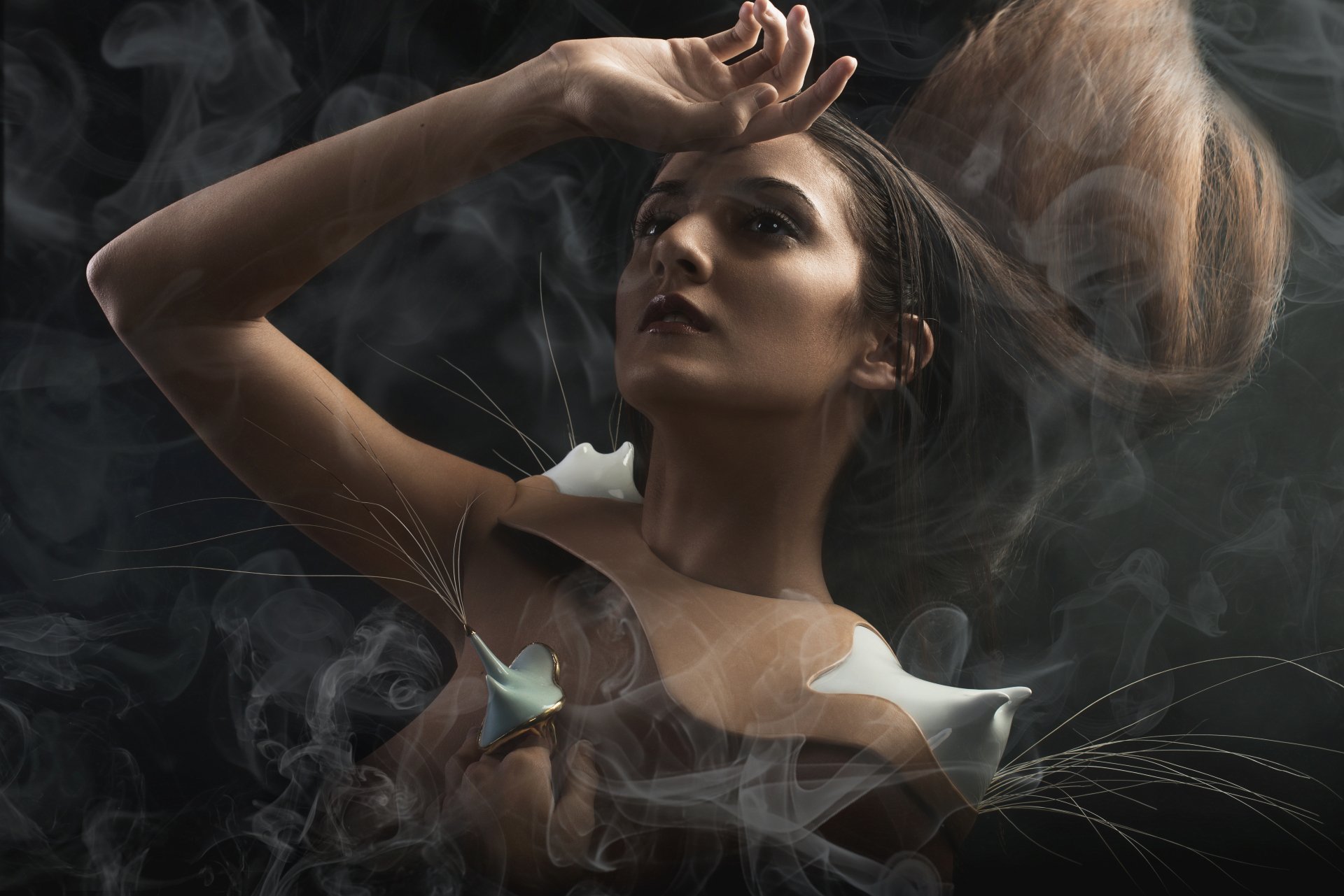 5K Ultra HD PC desktop wallpaper: artistic portrait of a woman model with flowing hair, striking face and sculptural shoulders surrounded by wisps of smoke.