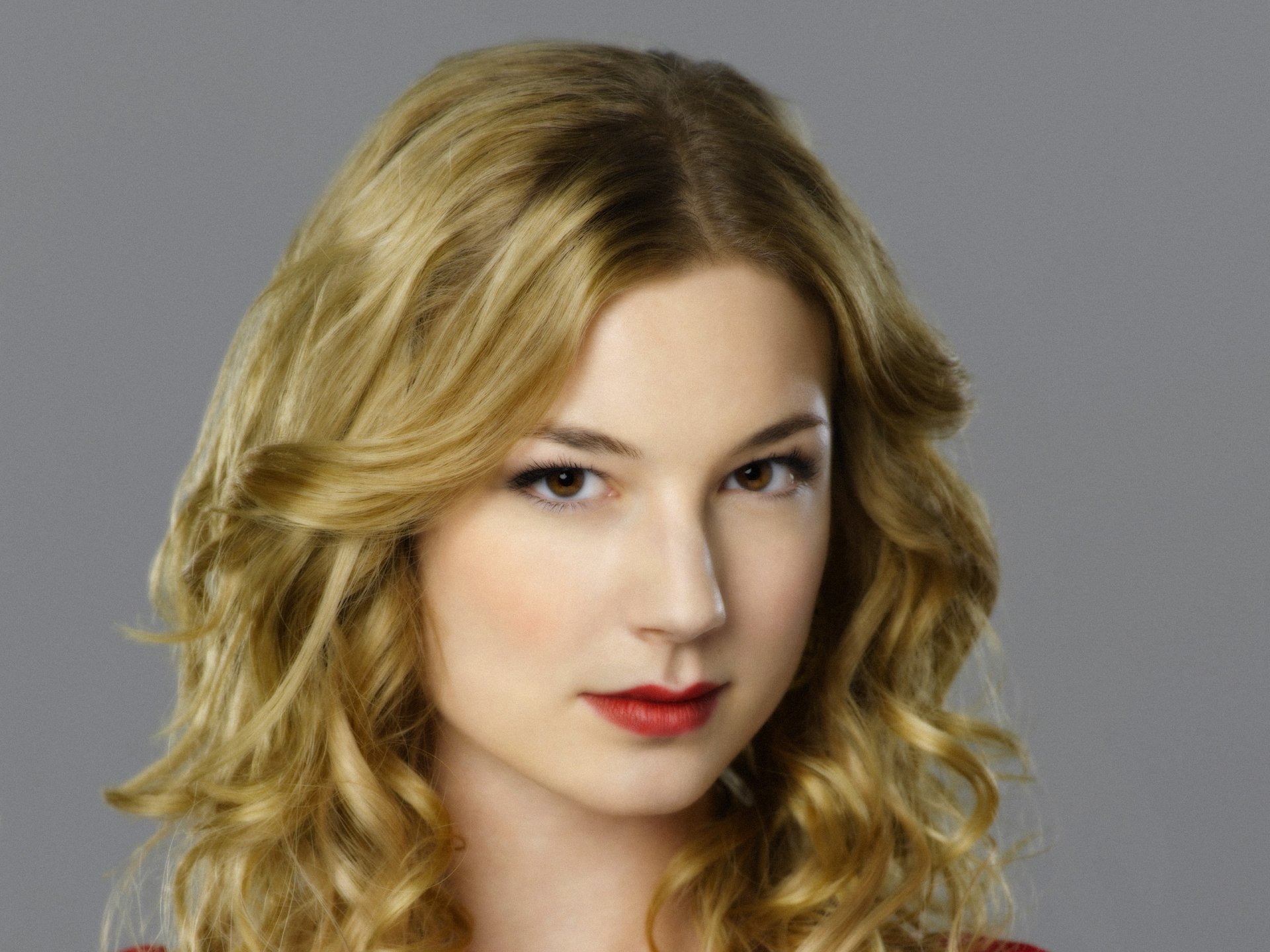 HD desktop wallpaper featuring a close-up portrait of Emily VanCamp as Emily Thorne with blonde hair and a neutral gray background.