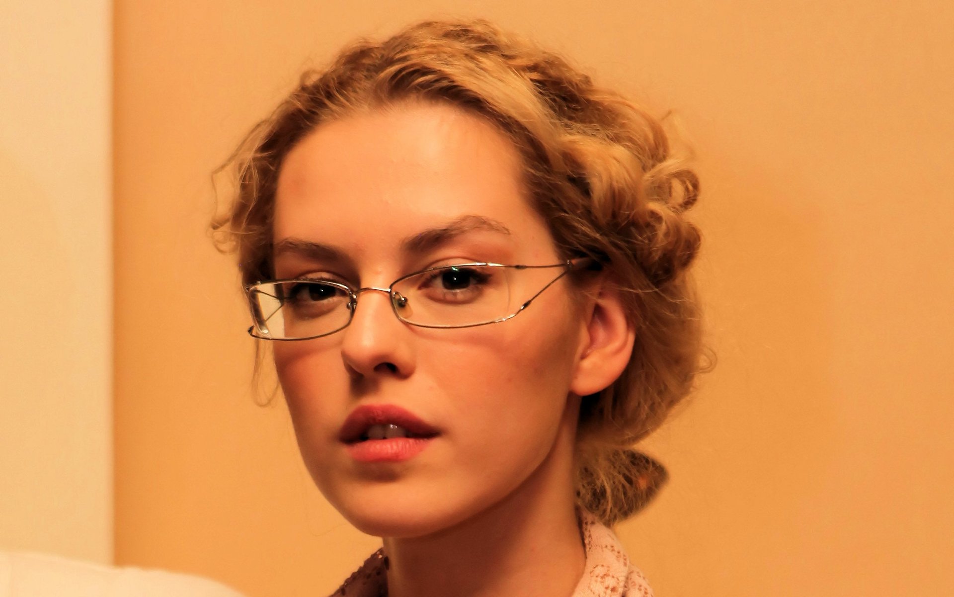 Download Glasses Actress Woman Leanca Grâu HD Wallpaper