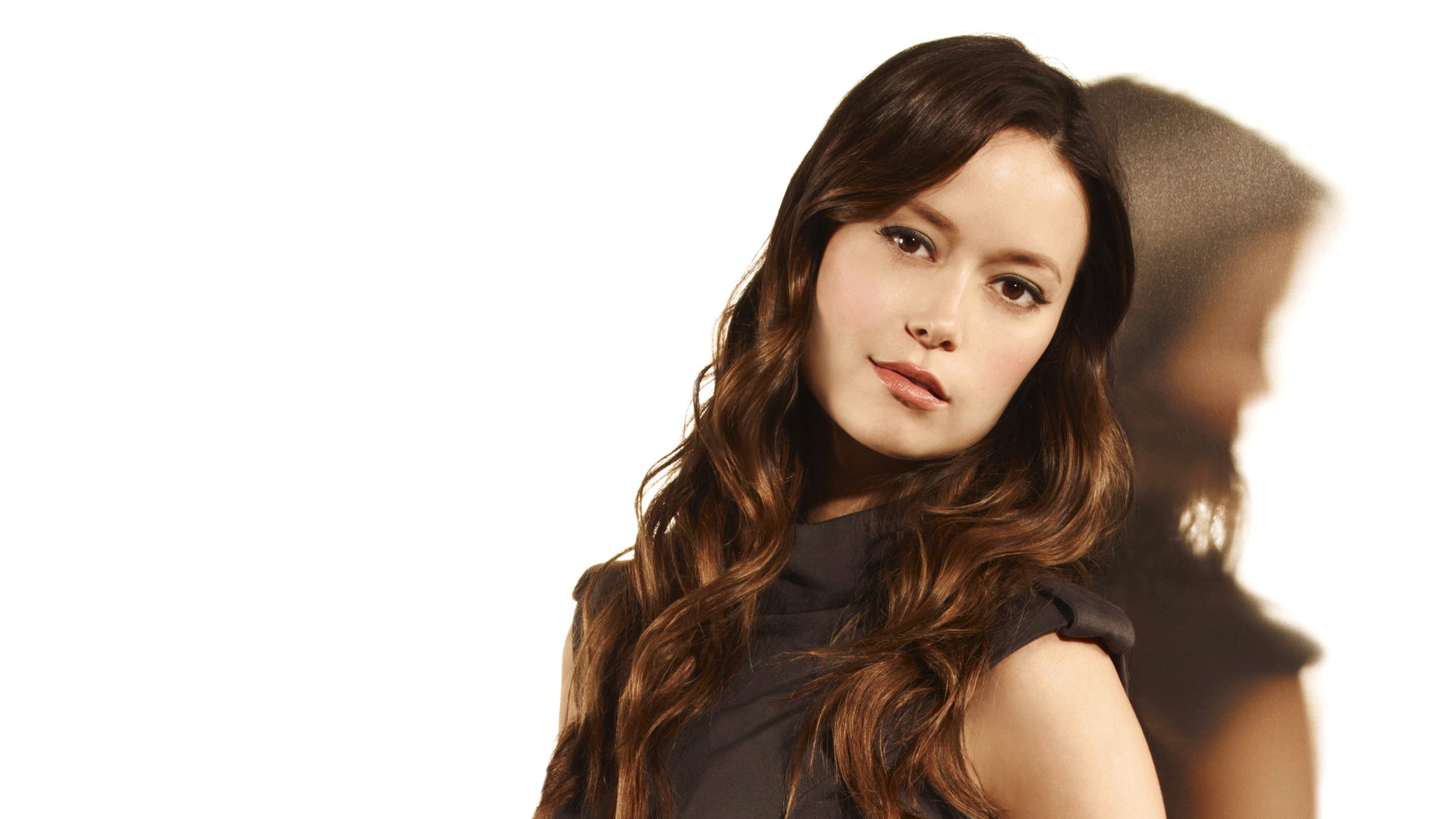 HD PC desktop wallpaper featuring celebrity Summer Glau with long wavy hair, wearing a dark outfit against a white background with her blurred reflection.