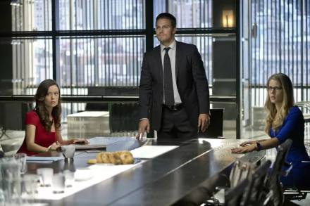 HD desktop wallpaper featuring Isabel Rochev, Felicity Smoak (Emily Bett Rickards), Summer Glau, and Stephen Amell from the TV show Arrow in a high-rise office setting.
