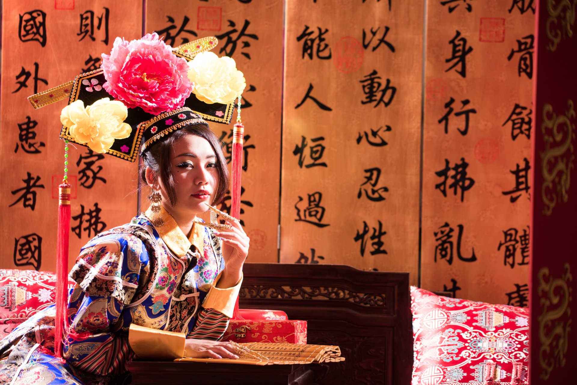 A Taiwanese woman in traditional Chinese costume poses in front of a scroll with Chinese calligraphy, styled as a 4K Ultra HD desktop wallpaper featuring Qián Fūrén.