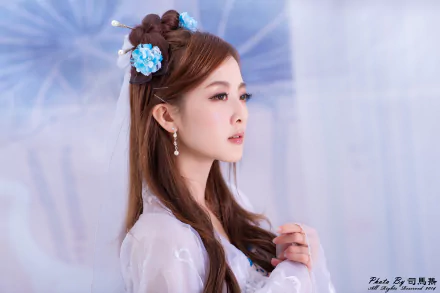 A Taiwanese Asian woman with earrings and a hairpin styled in traditional Chinese hair-dress, captured in a 4K Ultra HD desktop wallpaper.