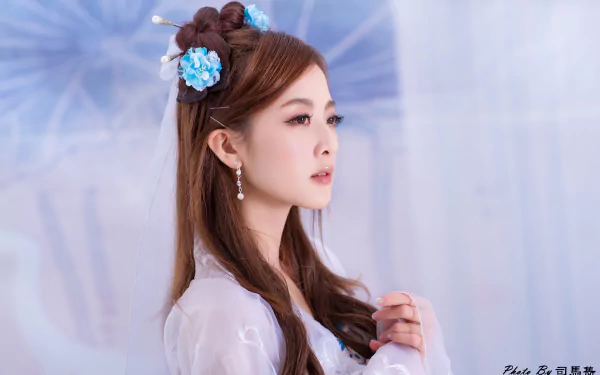 A Taiwanese Asian woman with earrings and a hairpin styled in traditional Chinese hair-dress, captured in a 4K Ultra HD desktop wallpaper.